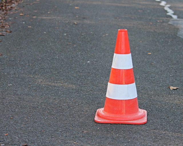 Utrudnienia na ul. Młyńskiej – remont nawierzchni i regulacja włazów