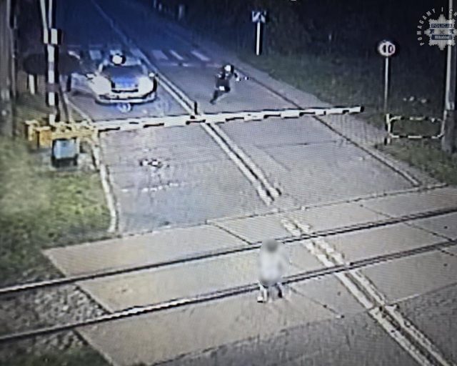 Sekundy od tragedii! Policjanci uratowali 6-latka przed nadjeżdżającym pociągiem [FILM]