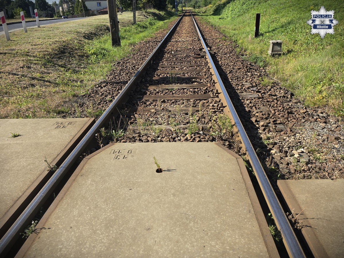 Pijany próbował zatrzymać nadjeżdżający pociąg! Policja zapobiegła tragedii